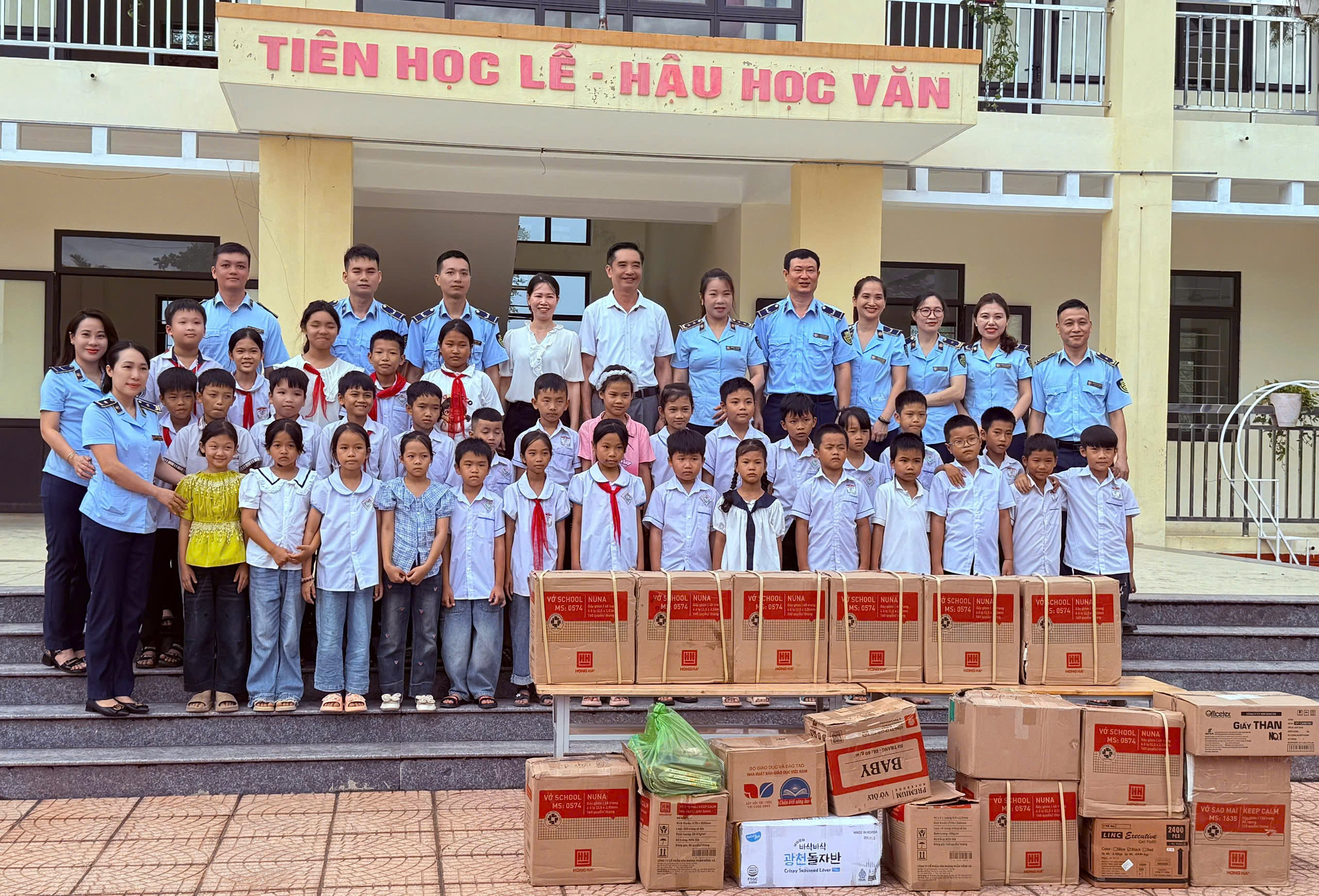 Chi cục QLTT tỉnh Thanh Hoá trao yêu thương đến học sinh vùng lũ