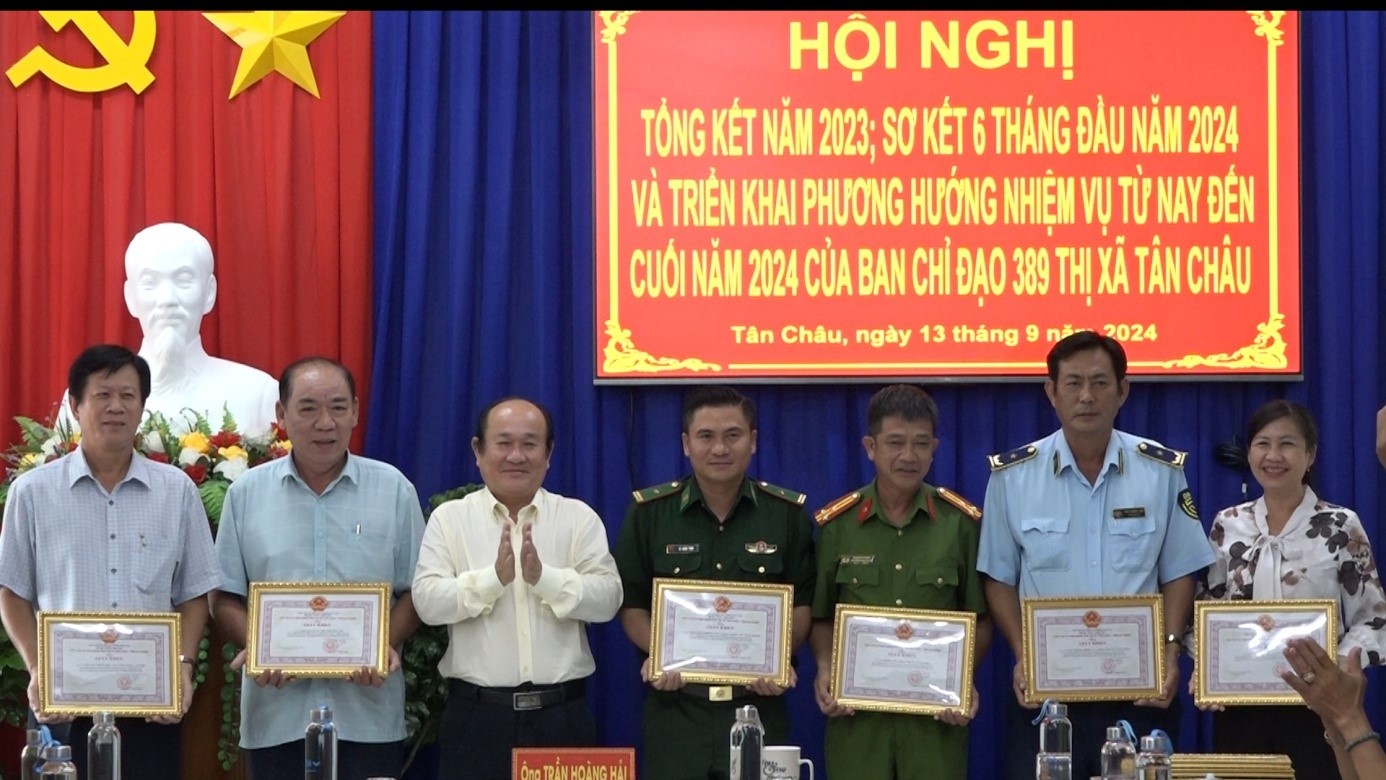 Đội Quản lý thị trường số 5 nhận giấy khen của Chủ tịch UBND thị xã Tân Châu về thành tích trong công tác đấu tranh phòng, chống buôn lậu, gian lận thương mại và hàng giả năm 2023 và 6 tháng đầu năm 2024